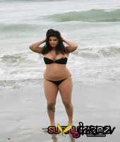 famous indian nude model sunny leone poses in black swimsuit on the beach28946