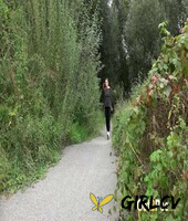 fitness walker teresa bizarre shows hot pussy while pissing on the trail