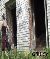 solo girl diana sweet takes a piss in the entrance to an abandoned building101915
