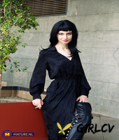 raven-haired woman poses in her sexy black outfit and boots in public153345