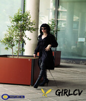 raven-haired woman poses in her sexy black outfit and boots in public153330