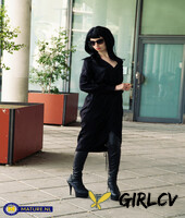 raven-haired woman poses in her sexy black outfit and boots in public153332