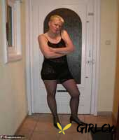 mature woman with short hair tiffany pearl goes nude in stockings and pumps