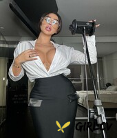 gorgeous curvy babe samie duchamp shows off her big tits & her great ass6966