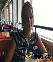 amateur girlfriend liza rowe poses in her sexy bikini on a sandy beach