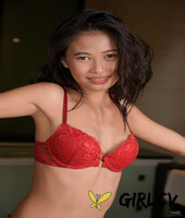 teen asian babe hiromi exposes her shaved cunt and plays with foam in a tub160855
