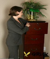 middle-aged businesswoman jocelyn spreads her pussy after undressing133278