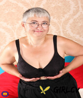 amateur granny with glasses hanika v rubs her hairy twat with a vibrator24116
