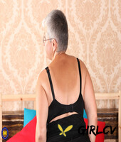 amateur granny with glasses hanika v rubs her hairy twat with a vibrator24118