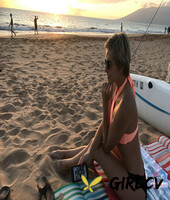 amateur girlfriend makenna blue poses on the beach and shows off her boobs70972