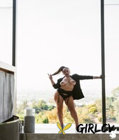gorgeous curvy model sophia grey displays her big tits and poses naked213054