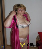 amateur bbw sophie colors her huge tits and spreads her fat pussy