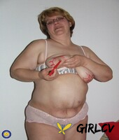amateur bbw sophie colors her huge tits and spreads her fat pussy211102