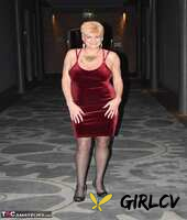 middle-aged amateur dimonty wears no underwear while vacuuming before modeling156225